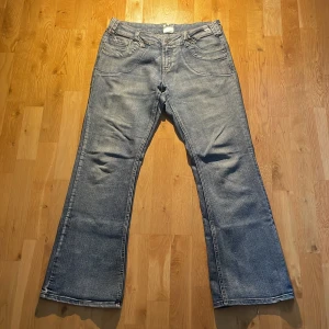 Bootcut jeans - Bootcut jeans i ljusblå tvätt från X-Mail.  Midjemått rakt över 42cm och innerbenslängden är 75cm. Skriv gärna för mer bilder eller info💕