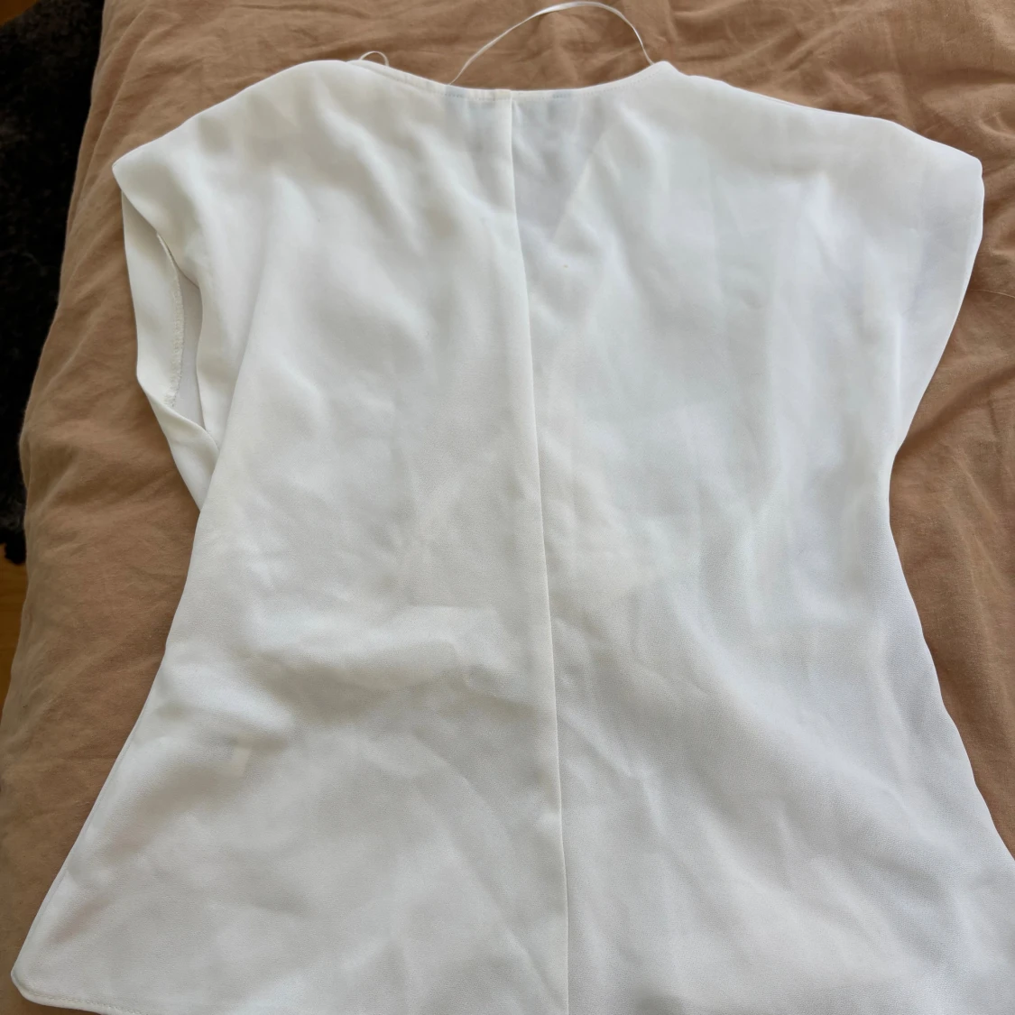 Vit omlottopp med knyt i midjan - 3