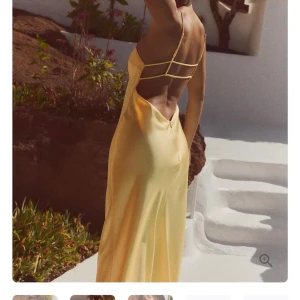 Gul klänning - Gul klänning från majive, Köpt för 720 kr. Aldrig använt eftersom det var menat som balklänning. Lappen sitter dock ej kvar