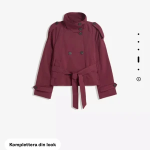 Trenchcoat  - Mörkröd trench coat från berskha använt fåtal gånger säljer för jag tröttnat på den 