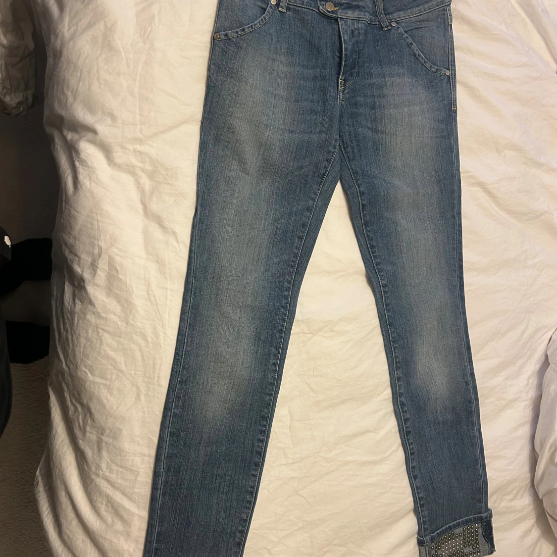Blå skinny jeans från MET med nitar