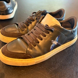 Svarta sneakers från Axel Arigato - Snygga mörkblå sneakers från Axel Arigato med broderad fågel på sidan | storlek 39 | nypris: 2700kr | mitt pris: 499kr | hör av er vid vidare frågor