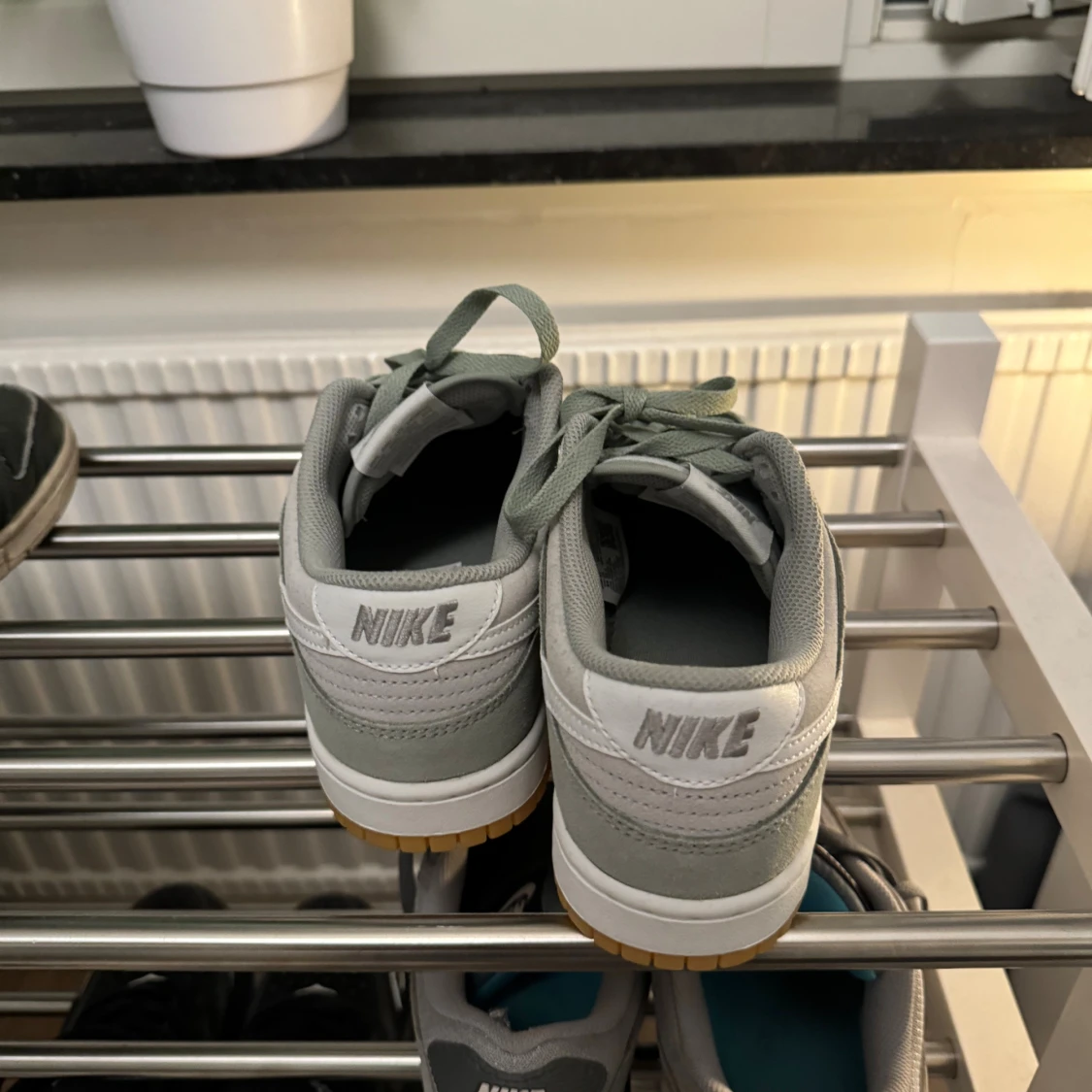 Nike Dunk Low i ljusgrå mocka - 2