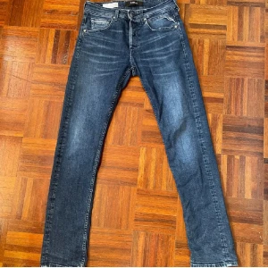 Replay Grover Jeans - Säljer dessa as snygga Replay Grover jeans i storlek 28/32. Sparsamt använda. OBS: de är uppsydda en bit men det går lätt att sprätta upp och syns inte vid användning. 