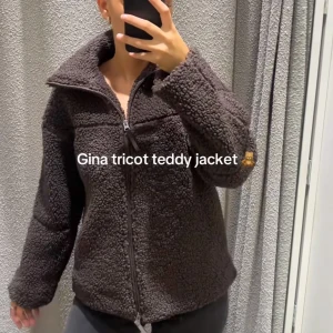 Brun teddyjacka från Gina Tricot - Mysig brun teddyjacka med hög krage och dragkedja framtill. Har aldrig använts vara testat men var för liten och jag tappa kvittpt, Skriv gärna för fler bilder❤️