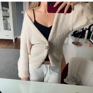 Beige stickad kofta - så fin populär kofta ifrån Lindex, säljer pga att den inte kommer till användning längre💕 lite lite nopprig så kom privat för fler bilder🥰