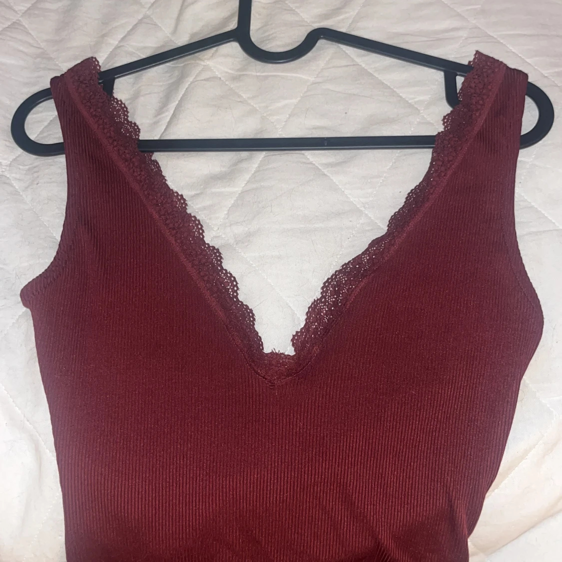 Vinröd ribbad linnetopp från NA-KD - 4