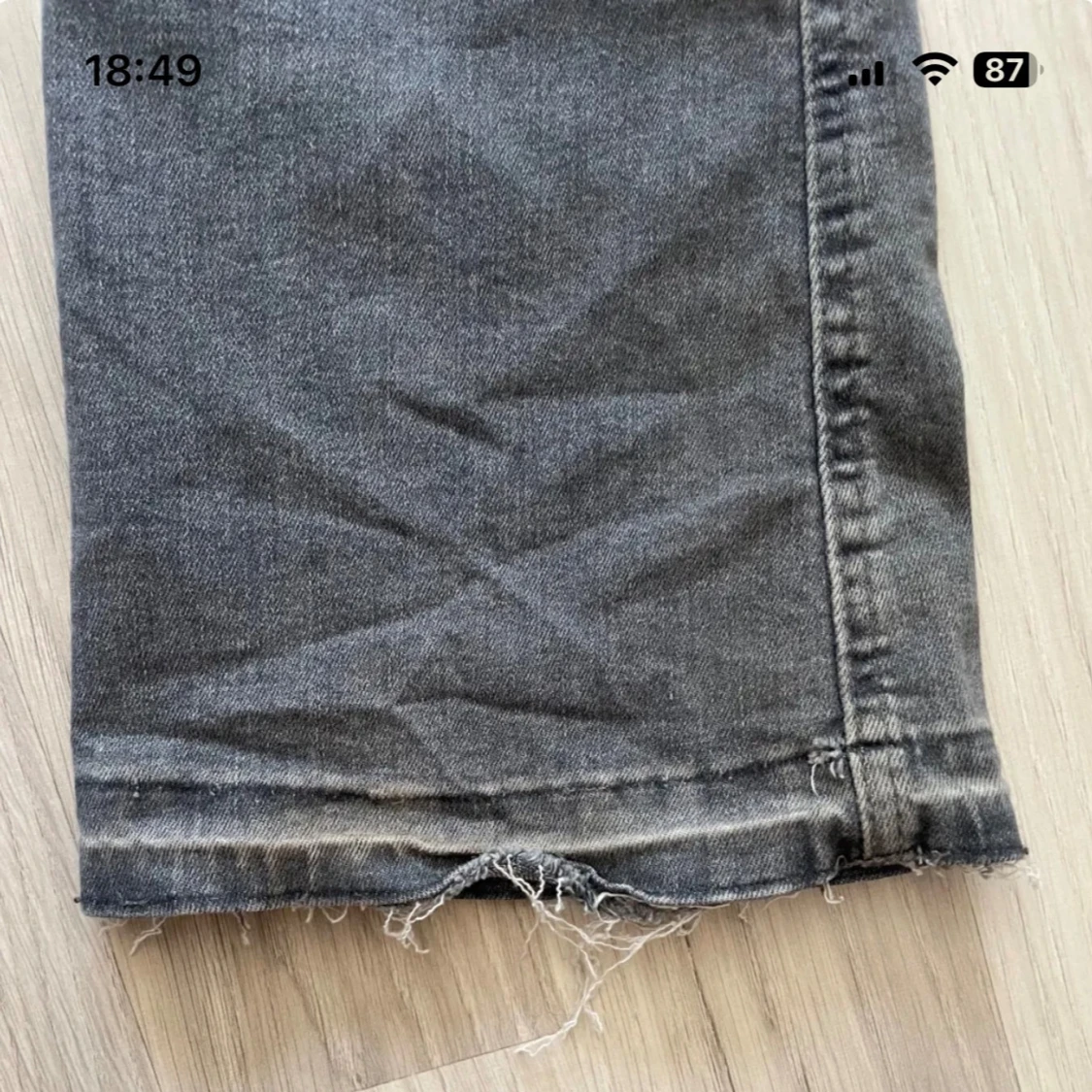 Grå bootcut jeans med rå kant - 2