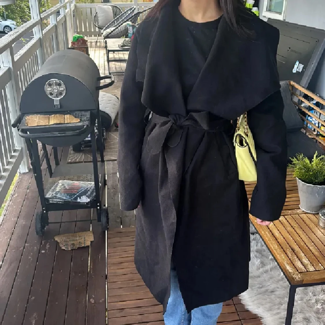 Svart trenchcoat med bälte