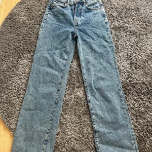 Blåa straight leg jeans från Bik Bok W26 L32 - Säljer ett par nya blå jeans från BikBok i modellen straight leg. Jeansen är mid waist och har raka och ben, passar dig som är över 175cm lång! Tillverkade i slitstark denim med snygg tvättad look. Perfekta för dig som gillar en avslappnad och trendig stil🤩