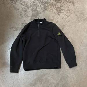 Stone island half zip - Tröjan är väldigt fint skick och köpt ny för 2500 i storlek S
