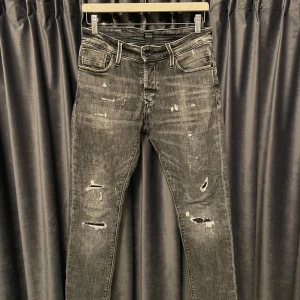 Jack n jones jeans (SLIM GLENN)  - Jack&jones jeans - skick 9/10, mycket bra skick! - storlek 29/30, men kan också passa w30, (30/30) - modell: slim Glenn - extremt snygga jeans med feta slitningar! - hör av er vid måtten eller andra frågor🙌