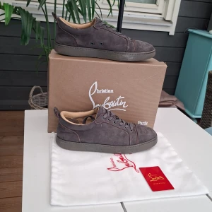Grå Louboutin - Grå Christian Louboutin i mycket bra skick skulle jag säga, boxen är sönder då våra kaniner har ätit på den.