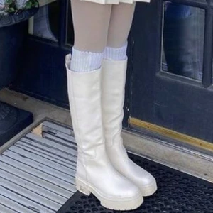 Vita höga stövlar med platt sula - Vita höga stövlar perfekta till hösten, de är från Zara. Skriv om du vill ha egna bilder på dem🥰