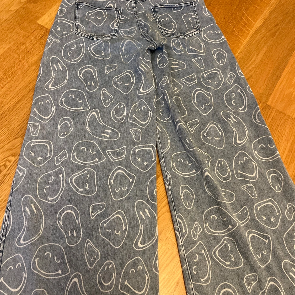 Blå jeans med smileymönster - 2