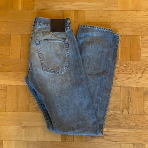 Acne jeans - Ett par skitfeta grå/blå vintage jeans från acne studios. Ett par eftertraktade jeans för ett schysst pris, perfekta till hösten. Storlek 30/34. Nypris ca 3500 vårt pris 799. Har du några frågor? Fråga på! Skick 9/10 inga defekter. 