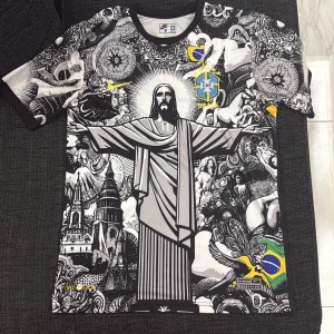 Nike Brasil Neymar JR 10 fotbollströja S - Unik Brasilien fotbollströja Neymar JR 10 på ryggen. Materialet är lätt och är perfekt för match eller träning. Tröjan är tun och är väldigt skön att ha på sig, hör av dig om du är intresserad:) 