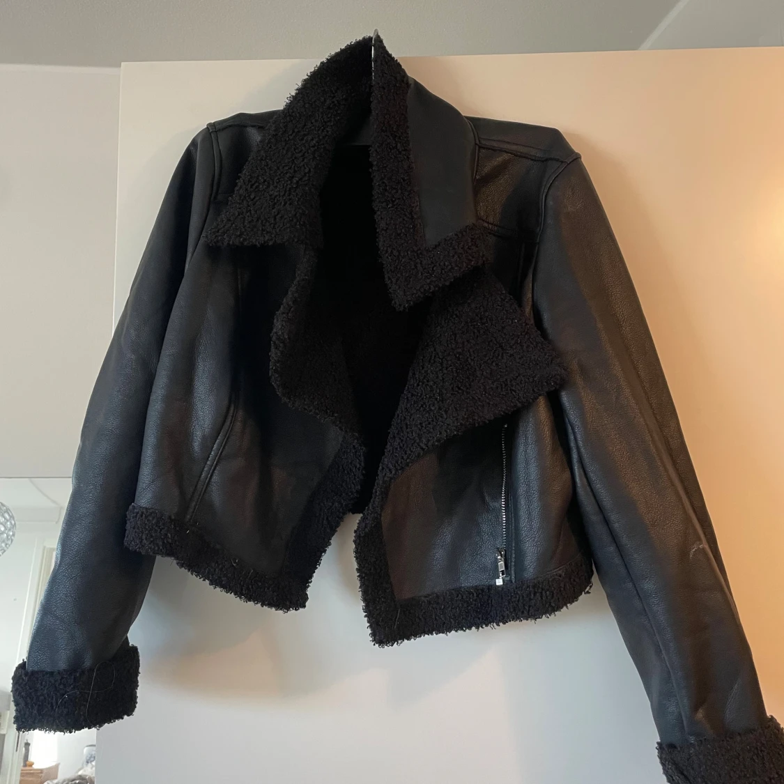 Svart teddyjacka i skinnimitation - 1