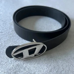 Svart bälte med D-Spänne - Cirka 105 cm