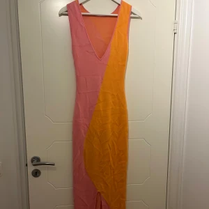 Maxi klänning - Säljer min maxi klänning från Na-kd gamla kollektion. Materialet är väldigt tjockt och den sitter figurnära åt kroppen. Med en djup v-ringning framtill och en slits nedtill. Att klänningen är skrynklig är endast för att den ej kommit till användning och varit vikt länge, går lätt att fixa med ett strykjärn.