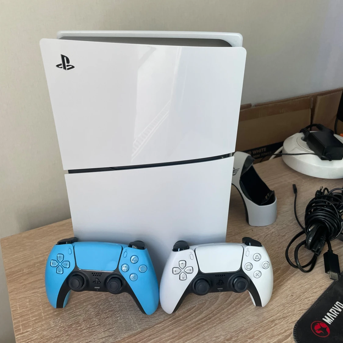 PlayStation 5 med två DualSense-kontroller - 1