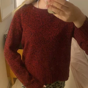 Vinröd stickad tröja  - Säljer en vinröd stickad tröja från H&M Divided i storlek S. Ej använd och mycket bra kvalitet!