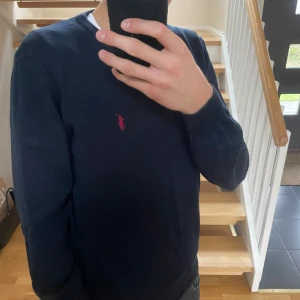 Polo Ralph Lauren sweatshirt M/L - Säljer min polo Ralph lauren tröja/sweatshirt i stoleken L men sitter mer som en M. Det är riktigt skönt matrial nu till hösten och vintern. Den är i nyskick hör av er vid frågor.