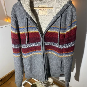 Hollister Hoodie - Tjena! Säljer nu en av de skönaste och snyggaste hoodies jag ägt. Hollister hoodien är i storlek M med ett varmt material som passar perfekt inför hösten/vintern! Den är i fint och normal i storleken, hör av dig vid minsta fundering!