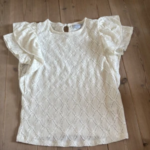 Jättefin Vit blus - Jättefint sick💕.                                                     Ny pris 499kr Aldrig använd endast testat den