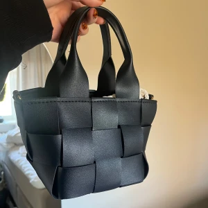 Liten svart väska - Råkade beställa två så den jag säljer är inte uppackad 