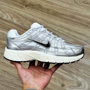 Nike P-6000 sneakers silver/vit - Nike P-6000 sneakers i metallic silver och vitt med svarta detaljer. Inköpta i juni på Zalando. Aldrig använda. Helt nya. 