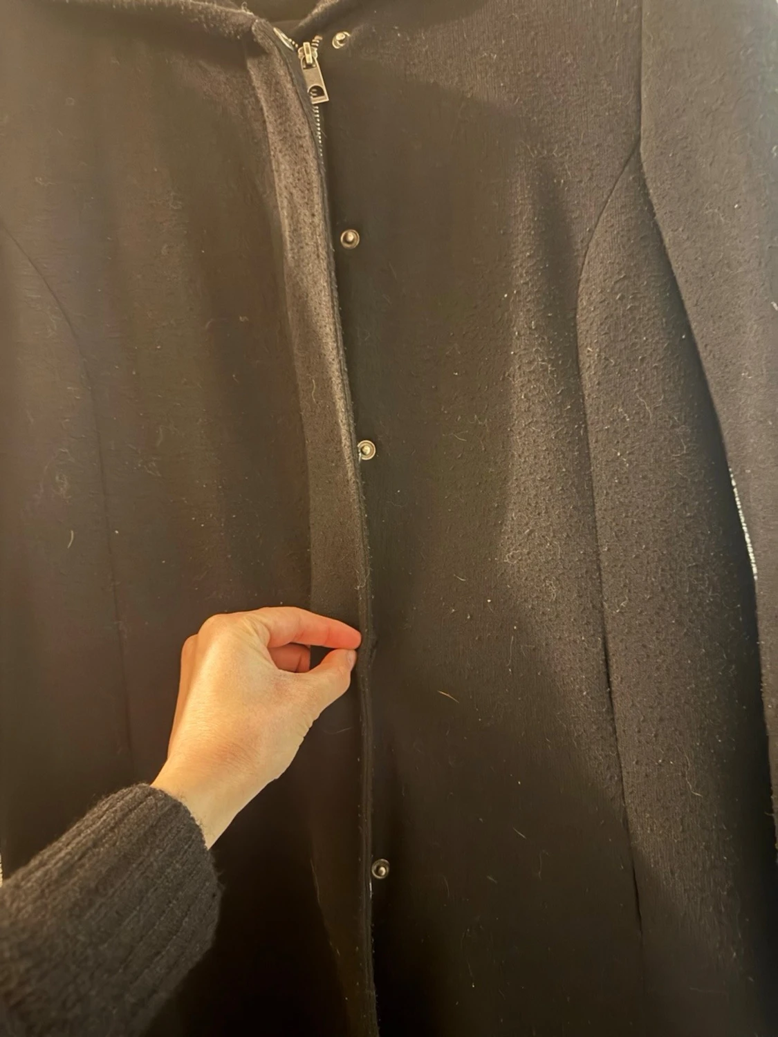 Svart ullkappa med huva  - 4