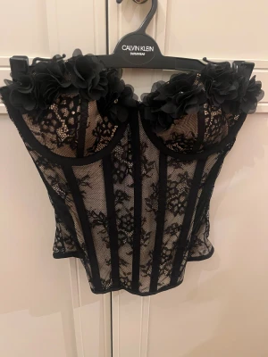 Korsett  - Så snygg spettsig korsett som är köpt i Paris. Köptes för ungefär 1 år sen men kuporna är tyvärr för små för mig så har bara andvänds en gång.