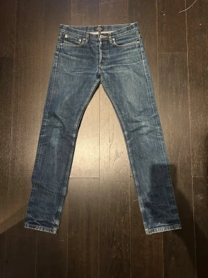 A.P.C selvedge jeans - Säljer ett par snygga APC petit standard jeans. De har börjat få snygga fades och har bra potential för ännu mer! Pris kan diskuteras