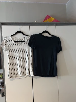 Två t-shirts, mörkblå och prickig - 2 st T-shirts i storlek S båda 2. Går att köpa separat om man vill. Båda är från Lager157