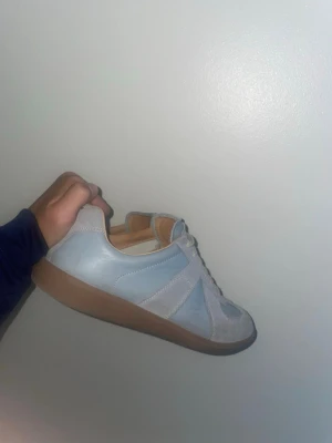 Maison Margiela Gats - Säljer nu mina Maison Margielas då de är för små för mig, de är använda en del, därav priset. Men har inga hål eller liknande utan är bara lite smutsiga. Storlek 42. Hör av er om ni undrar något!😊