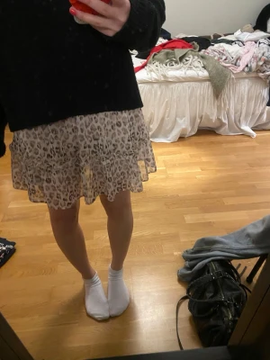 Leopardmönstrad volangkjol - Säljer en kort kjol med leopardmönster som inte kommer till användning ❤️❤️ är i 13-14 men passar på mig som bär s-xs ❤️