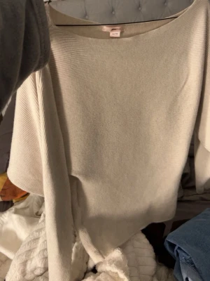 Beige ribbad tröja Gina Tricot - Säljer en jätte fin topp ifrån Gina använd nån få gång 