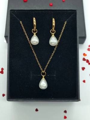 Elegant smyckesset ❤️ - Elegant smyckesset. Halsbandets längd är 40–45 cm, örhängenas längd är 2,8 cm. Material-rostfritt stål. En perfekt present till dig själv eller någon du tycker om.🥰❤️🎁✨️