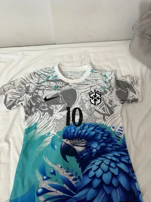 Fotbollströja - Hej jag säljer min knappt använda fotbolls tröja med neymar på ryggen och nummer tio även en unik design, perfekt för dig som vill ha biliga snygga kläder OBS! Nike märket har tyvär ramlat av….