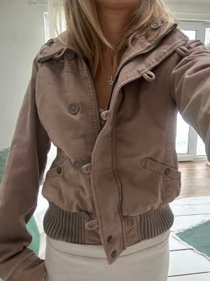 Abercrombie & fitch vintage jacka - En jacka från Abercrombie & fitch i storlek XL barnstorlek, motsvarar en vanlig S. Luvan har knappar för att sätta dit en päls om man vill, dock har denna tappat sin, finns att köpa överallt. Jag fraktar inom 24h, frakt med PostNord prioriteras. Se liknande plagg i min profil!