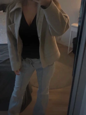 NAKD Kappa  - Märke: NA-KD, NAKD Färg: Grå Storlek: 34/xs passar S  Skick: Lite noppig, ett litet hål under kragen som inte syns när man har på den. (Se bild 4)   OBS‼️‼️ Jag kan använda noppimaskin på den innan den skickas. Hålet går att sy ihop för hand.   Generellt en super snygg kappa som passar perfekt inför våren och när det börjar bli lite varmare. 🩶🩶