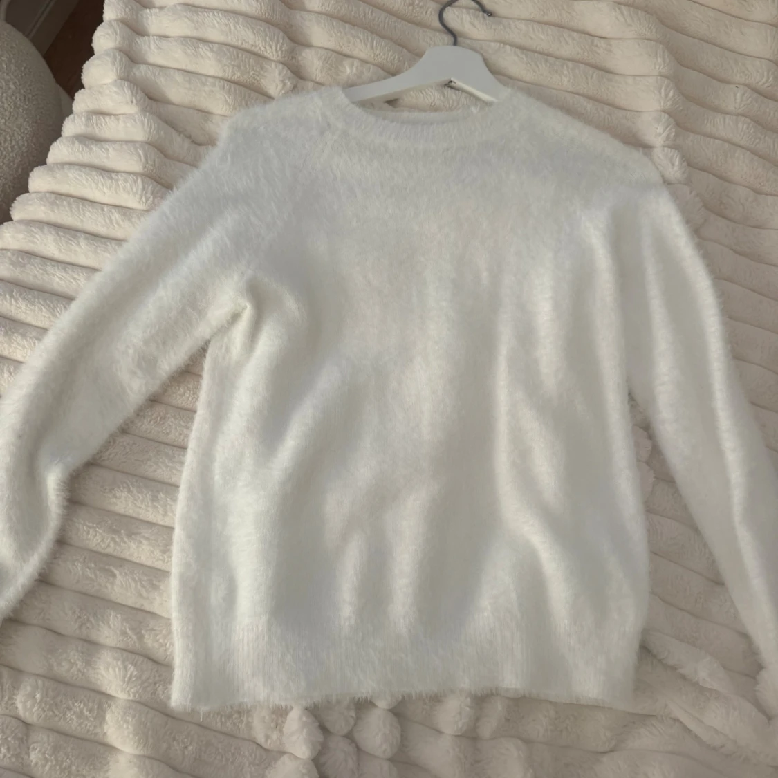Vit fluffig stickad tröja - 1