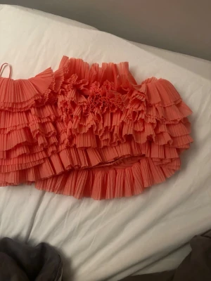 Zara topp  -  Jag vill se vad jag kan få för min favorit älskling topp den är ursprungligen Sara och i butik så kostar en 250. Kan gå ner i snabb Ope för 100 kr.