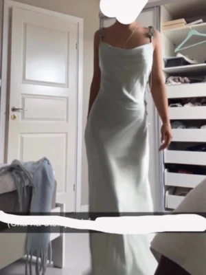 Silkes klänning  - Blå/grön silkes klänning från Gina, perfekt till bal eller annan festlighet. Använd en gång på min bal! 