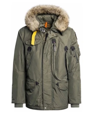  Parajumpers Parka grön med päls - Stilren grön parkajacka från Parajumpers med avtagbar päls. Jackan har flera fickor, gul remdetalj och patch på ärmen. Perfekt för kalla dagar med sin varma vaddering. Jackan är använd några få gånger så skicket är fortfrande 10/10. Inköpt för 14000kr. Säljer pga inte min stil längre
