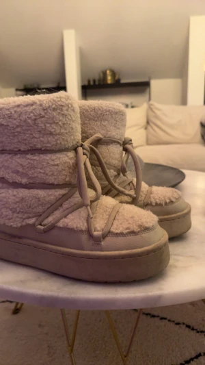 vinter/höst skor - säljer då de inte kommer till användning. använda en typ en höst/vinter. helt okej skick men går absolut att göra rent och få mycket bättre skick!🥰
