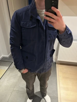 Massimo Dutti field jacket | M - Blå field jacket från Massimo Dutti | fint skick inga defekter | frågor? Hör gärna av dig | 🙌