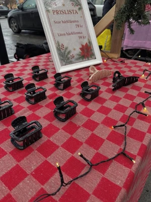 Hårklämmor i svart, vitt och beige - Säljer stilrena hårklämmor i plast i färgerna svart, vitt och beige. Finns i både liten och stor modell, perfekta för att snabbt sätta upp håret. Klassisk design med rektangulär form och stark fjäder. Passar alla hårtyper och är enkla att använda.