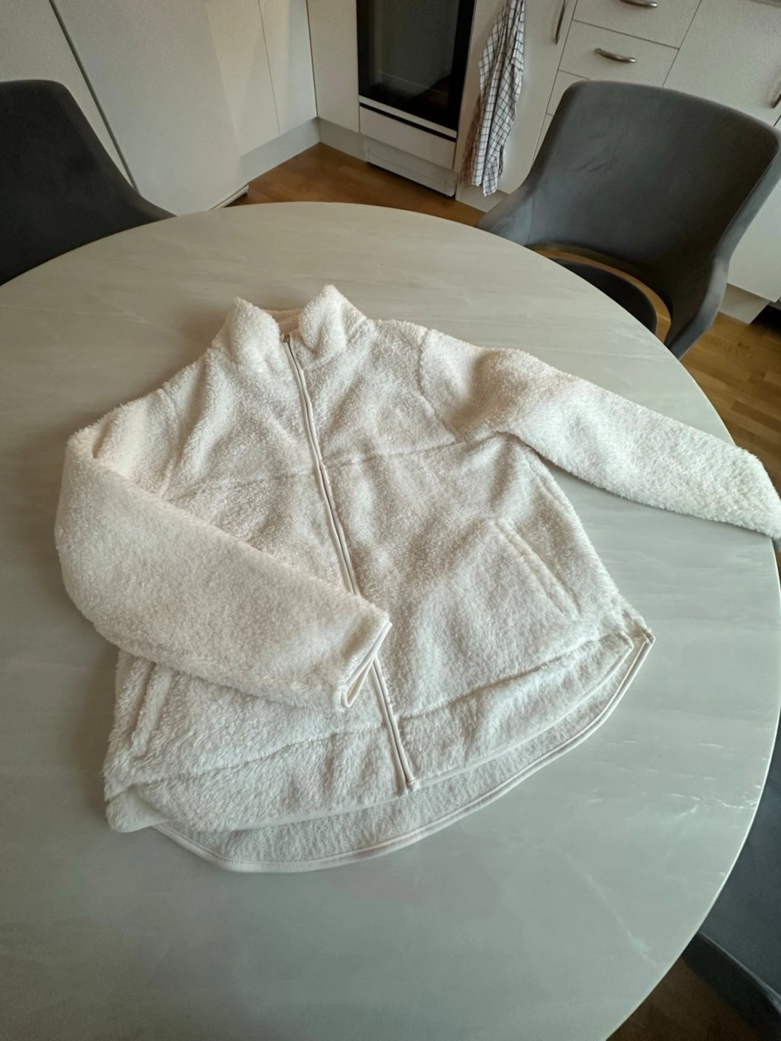 Vit teddyjacka med dragkedja